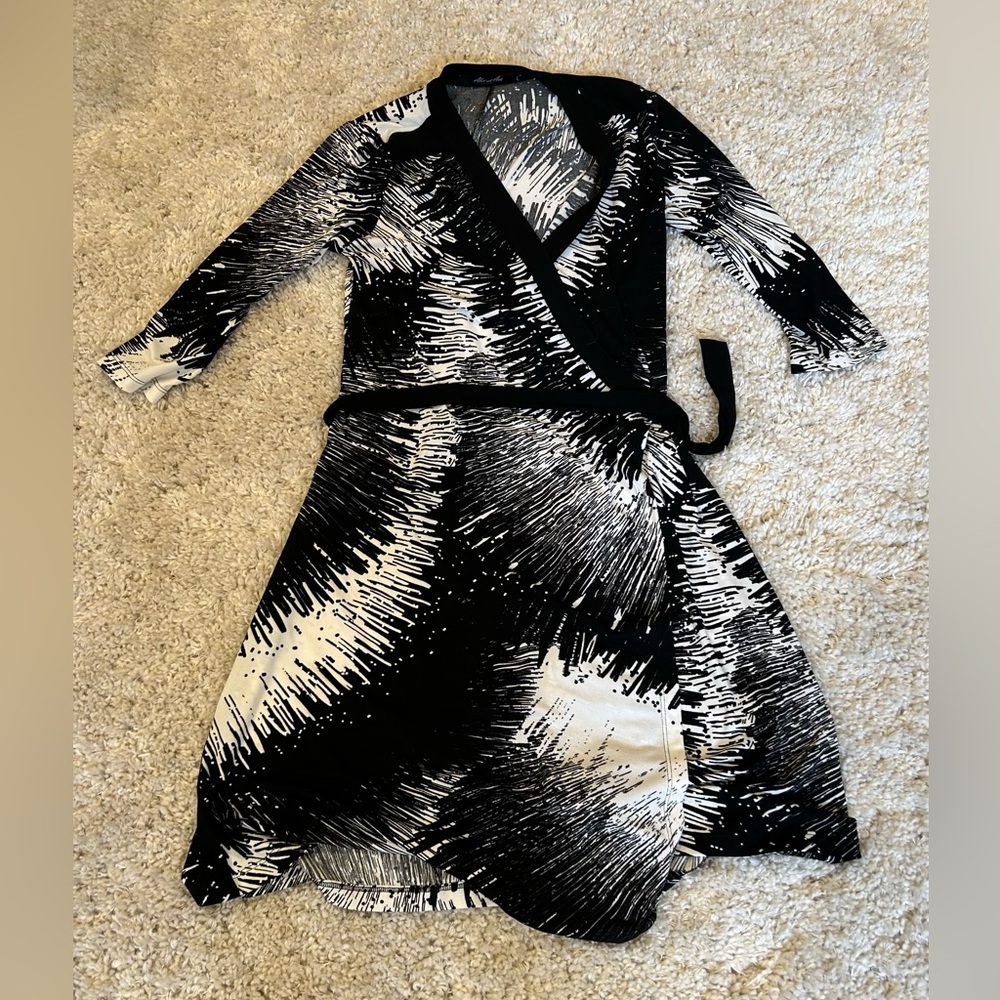 Alex and Ava by Komarov black/white sunburst patterned wrap dress. Large